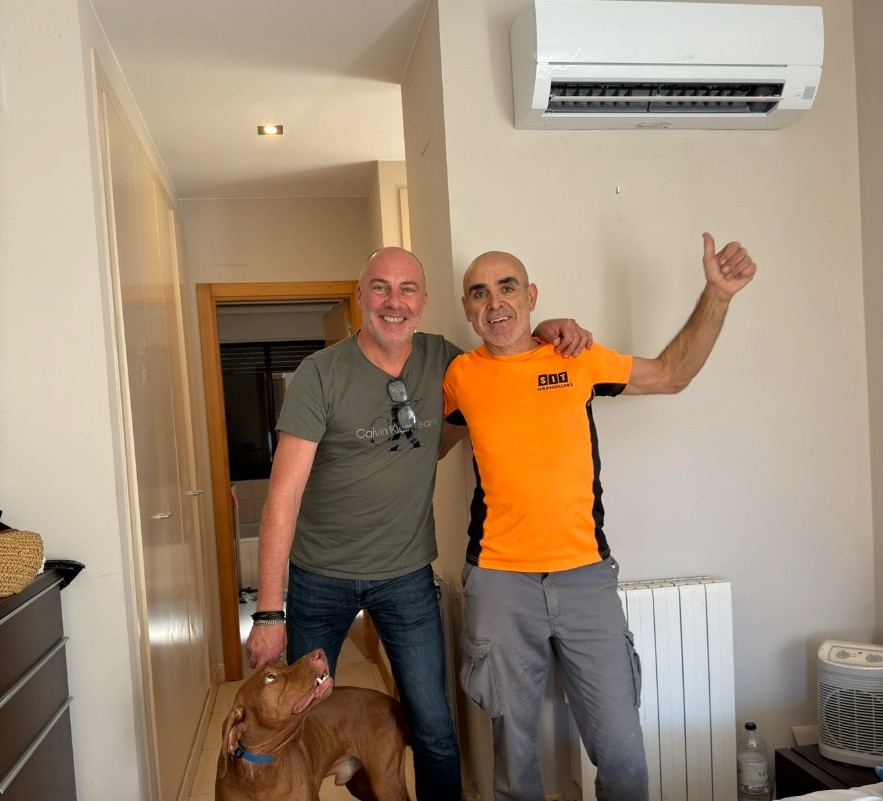 Equipo SIT Granollers instalando climatización